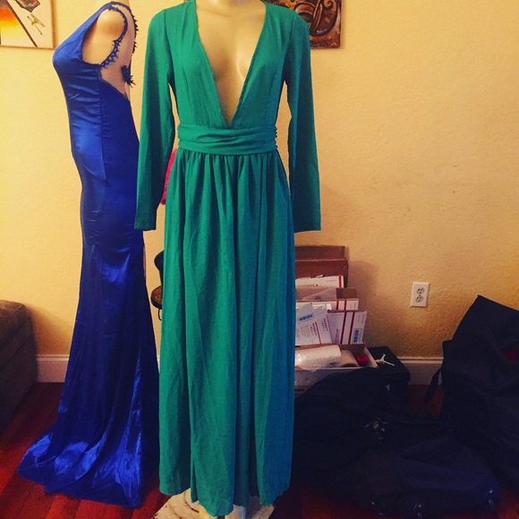 Dresses & Skirts - petite femme Green Deep V-Neck Solid Maxi Dress 👗